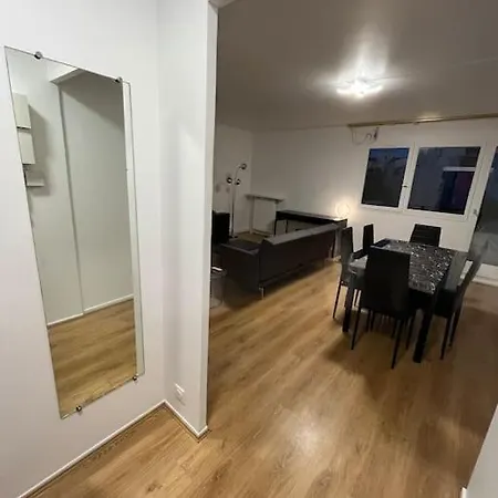 4 Pieces Avec Parking A 2 Min Du Centre Commercial Et Du Lac De Apartament